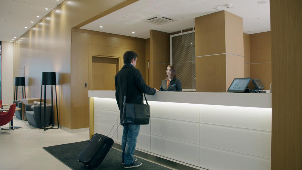 Conserje trabajando en un hotel