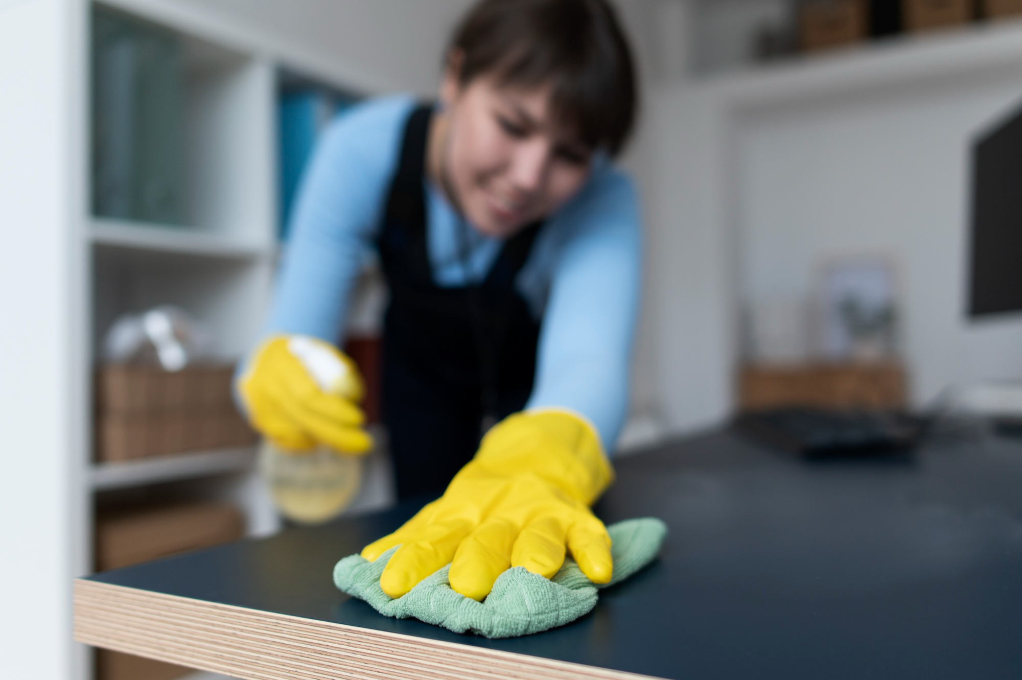 Mujer limpiando una mesa