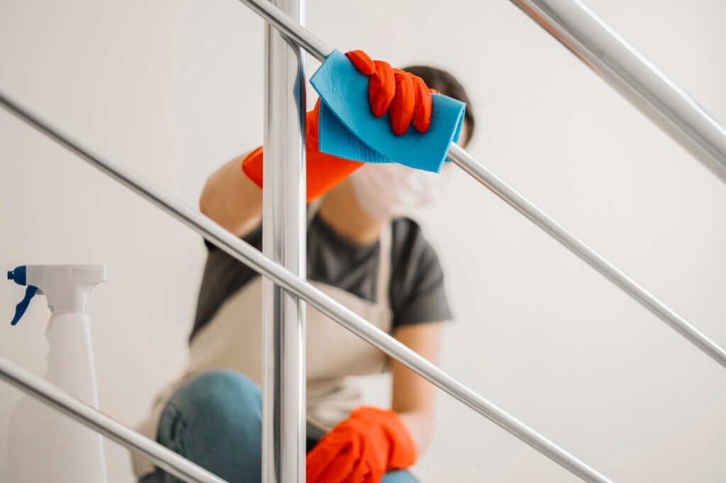 Mujer limpiando escaleras